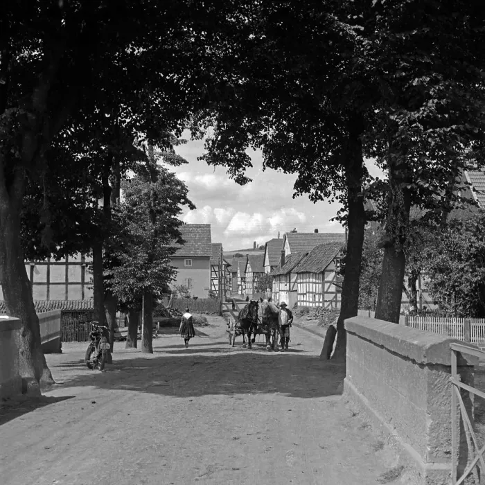 Gerahmter Druck : Schwalm. Ein Ortseingang eines kleinen Dorfes im Schwalmkreis in der Nähe Gerahmter Druck : Schwalm. Ein Ortseingang eines kleinen Dorfes im Schwalmkreis in der Nähe