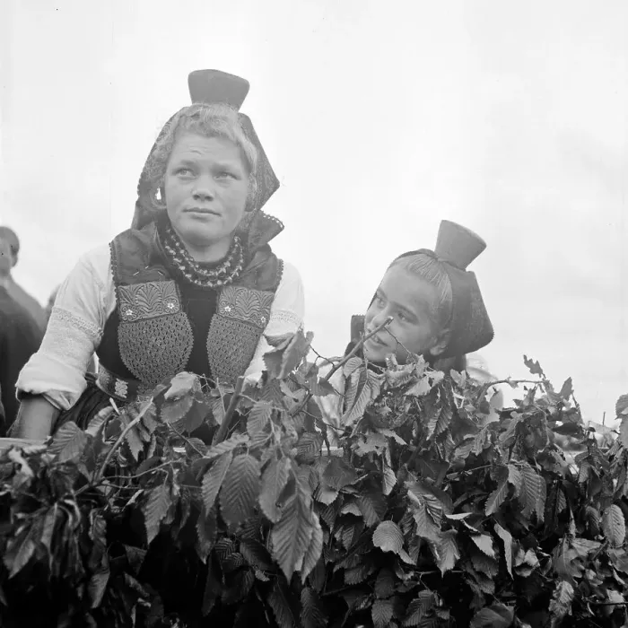 Impresión enmarcada : Schwalm. Dos chicas en la vestimenta de la región del Schwalmtal en el estado de Westfalen Impresión enmarcada : Schwalm. Dos chicas en la vestimenta de la región del Schwalmtal en el estado de Westfalen