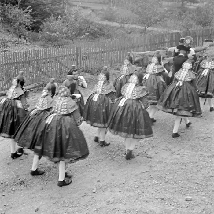 Gerahmter Druck : Schwalm. Umzug von Mädels im traditionellen Westhessischen Schwalmtanz Gerahmter Druck : Schwalm. Umzug von Mädels im traditionellen Westhessischen Schwalmtanz