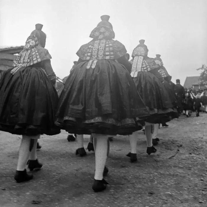 Impresión enmarcada : Schwalm. Muelle de trajes en niñas vestidas con la tradición del oeste Impresión enmarcada : Schwalm. Muelle de trajes en niñas vestidas con la tradición del oeste