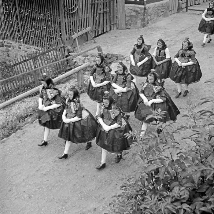 Impresión enmarcada : Schwalm. Muelle de trajes con niñas en la vestimenta del área de Schwalme Impresión enmarcada : Schwalm. Muelle de trajes con niñas en la vestimenta del área de Schwalme