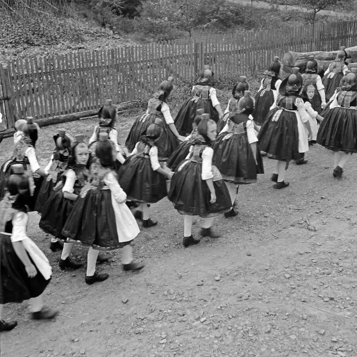 Impression encadrée : Schwalm. Déplacement en costume avec des filles dans la tenue de l'arrondissement Impression encadrée : Schwalm. Déplacement en costume avec des filles dans la tenue de l'arrondissement