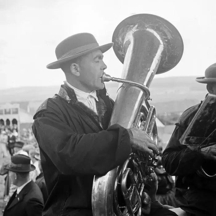 Impresión enmarcada : Schwalm. Uno de los músicos en un barco fúnebre durante una gira del Día Impresión enmarcada : Schwalm. Uno de los músicos en un barco fúnebre durante una gira del Día