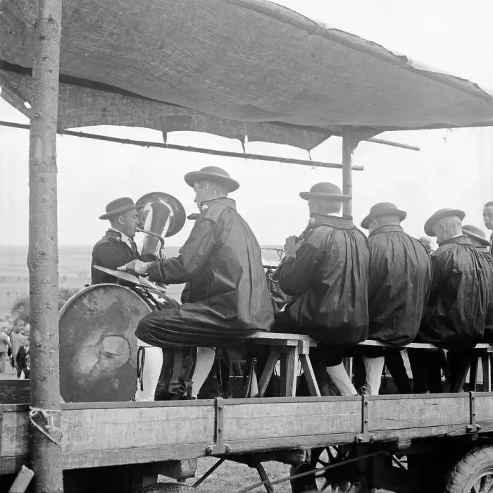 Impresión enmarcada : Schwalm. Hombres en una ronda de hermanos sobre un carruaje de cerveza Impresión enmarcada : Schwalm. Hombres en una ronda de hermanos sobre un carruaje de cerveza