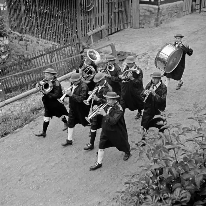 Gerahmter Druck : Schwalm. Brassband bei einem Trachtenzuge in der Tradition des Westhessischen Schwalms Gerahmter Druck : Schwalm. Brassband bei einem Trachtenzuge in der Tradition des Westhessischen Schwalms