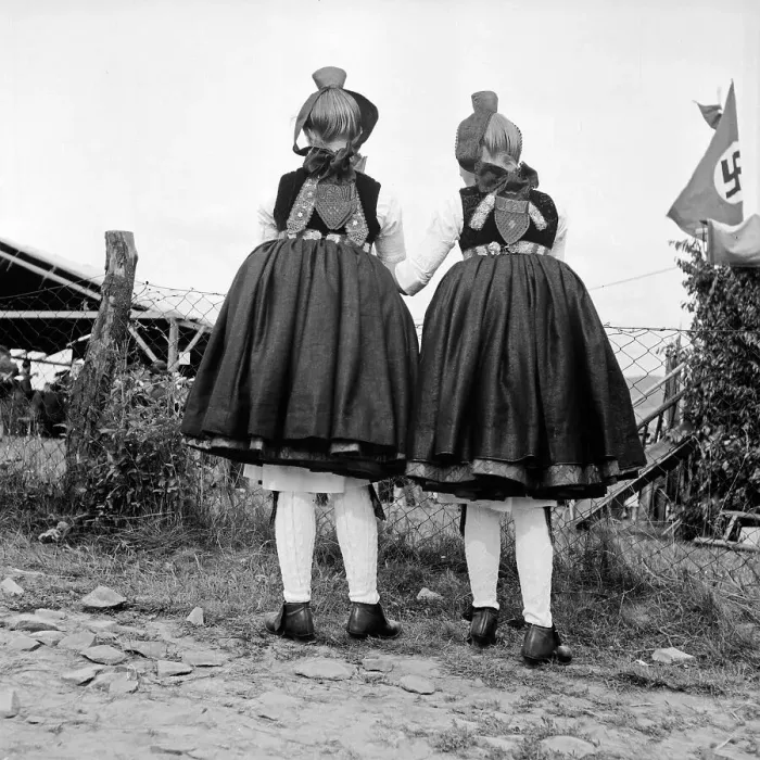Impresión enmarcada : Schwalm. Perspectiva trasera de dos chicas vestidas con la tradición del Impresión enmarcada : Schwalm. Perspectiva trasera de dos chicas vestidas con la tradición del