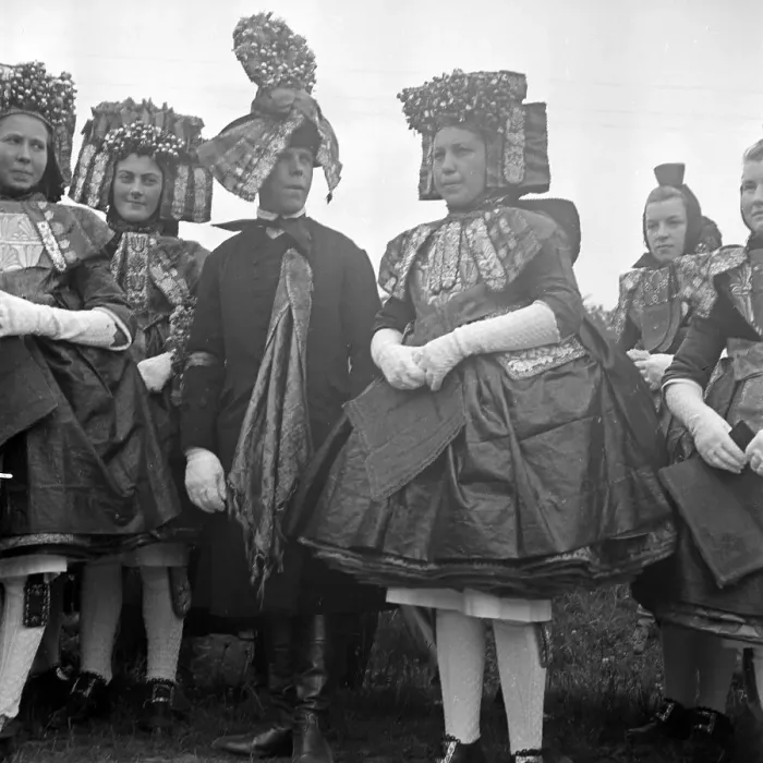 Framed Print : Schwalm. Hochzeitspaar bei einem Trachtenumzug in der Tracht der westhessischen Schwalm