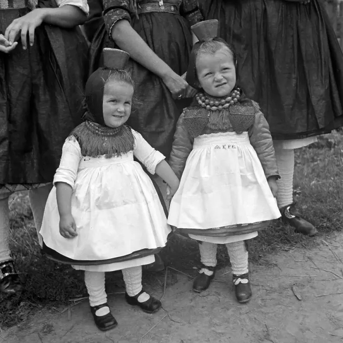 Gerahmter Druck : Schwalm. Zwei kleine Mädchen in der Tracht des Westhessischen Schwalms Gerahmter Druck : Schwalm. Zwei kleine Mädchen in der Tracht des Westhessischen Schwalms