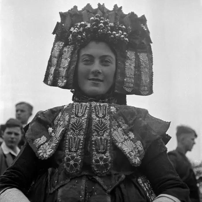 Gerahmter Druck : Schwalm. Bräute eines Hochzeitspaares bei einem Trachtenumzug in der Tracht Gerahmter Druck : Schwalm. Bräute eines Hochzeitspaares bei einem Trachtenumzug in der Tracht