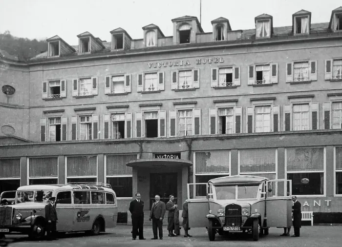 Gerahmter Druck : Reisebusse vor dem Hotel Victoria in Heidelberg, Deutschland, 1930er Jahre. Gerahmter Druck : Reisebusse vor dem Hotel Victoria in Heidelberg, Deutschland, 1930er Jahre.