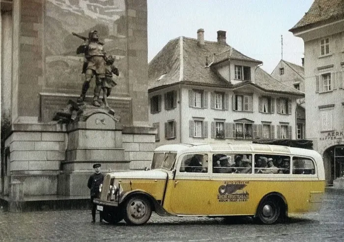 Gerahmter Druck : Ein Magirus-Reisebus der Heimatfreunde Köln vor dem Telldenkmal in Altdorf, Schweiz, 1930er Jahre.