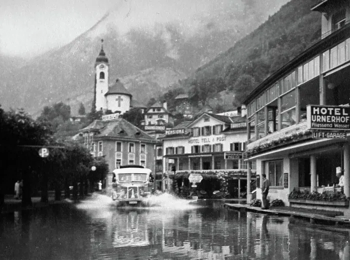 Gerahmter Druck : Schweizer Hochwasser in Flüelen, Kanton Uri, 1930er Jahre Gerahmter Druck : Schweizer Hochwasser in Flüelen, Kanton Uri, 1930er Jahre