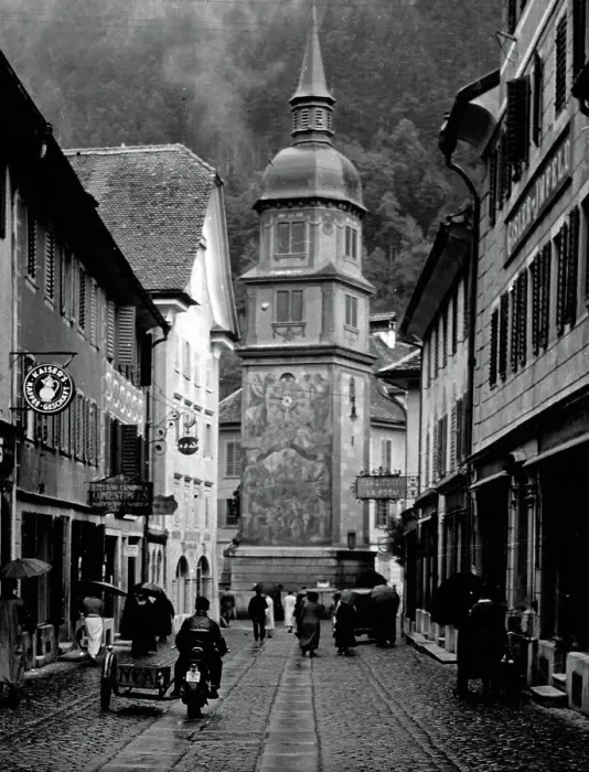 Gerahmter Druck : Geschäftsstraße mit Kirche in Altdorf, Schweiz, 1930er Jahre