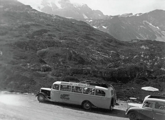 Impresión enmarcada : Un autobús de turismo del club Heimatfreunde de Colonia en el paso de Klausen, cantón de Uri, Suiza, 1930.