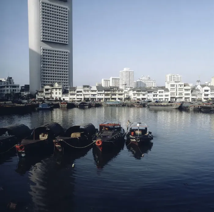 Stampa con cornice : Singapur. La skyline al porto del fiume di Singapura, Singapor nel decennio degli anni '80 Stampa con cornice : Singapur. La skyline al porto del fiume di Singapura, Singapor nel decennio degli anni '80