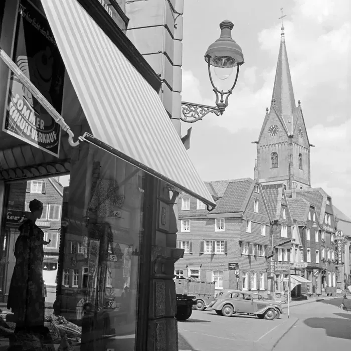 Framed Print : Solingen. Sommerschlußverkauf in einem Modegeschäft am Alten Markt in Solingen