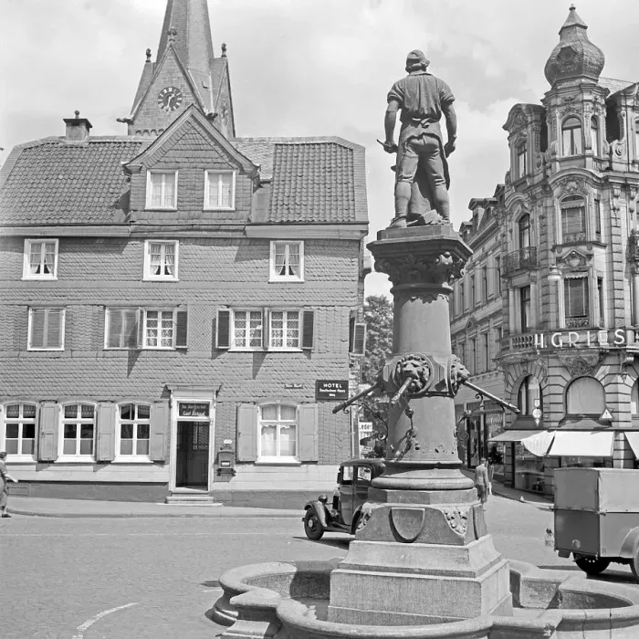 Stampa con cornice : Solingen. Panorama della Gaststätte Im Jägerhof di Carl Schaaf e del monumento Stampa con cornice : Solingen. Panorama della Gaststätte Im Jägerhof di Carl Schaaf e del monumento