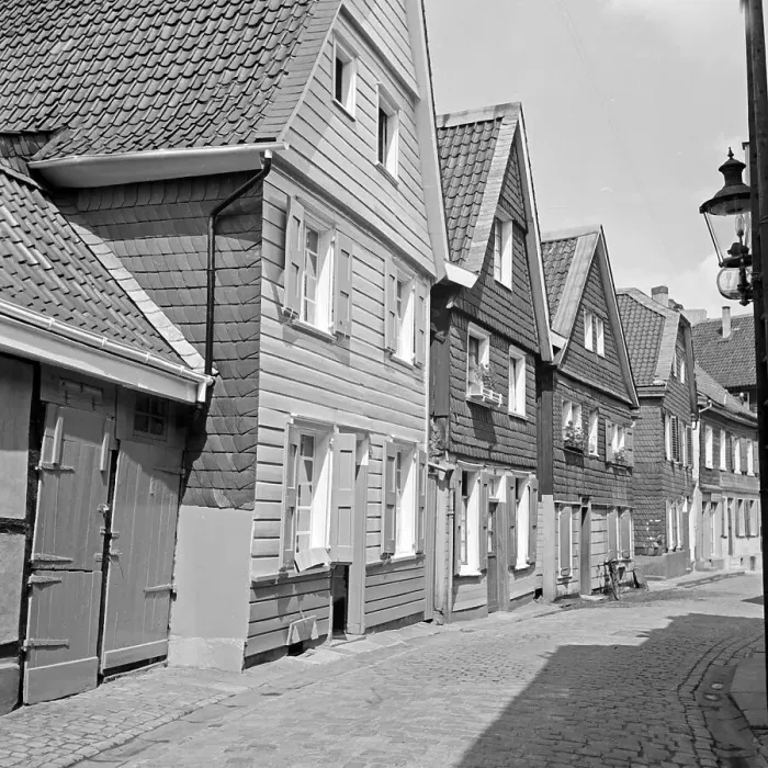 Framed Print : Solingen. Malerische Häuserzeile in der Altstadt von Solingen, Deutschland 1930er Jahre Framed Print : Solingen. Malerische Häuserzeile in der Altstadt von Solingen, Deutschland 1930er Jahre