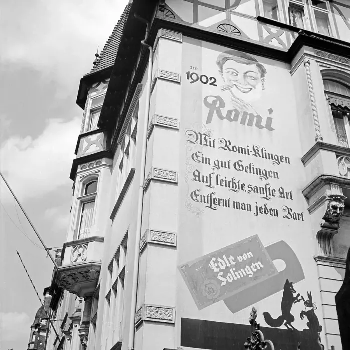 Framed Print : Solingen. Werbung an einem Haus in Solingen für Romi Rasierklingen