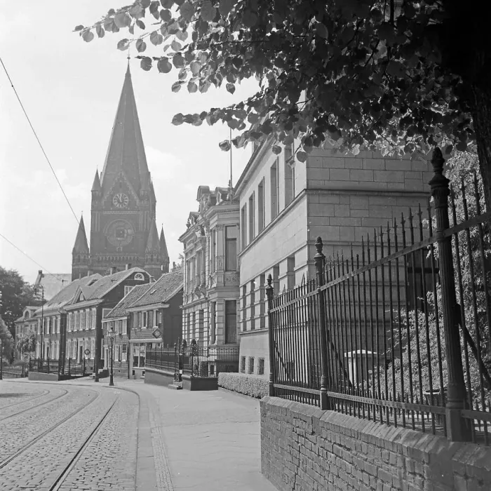 Impression encadrée : Solingen. L'église luthérienne sur la rue Köln en Solinge, Allemagne des années 1930 Impression encadrée : Solingen. L'église luthérienne sur la rue Köln en Solinge, Allemagne des années 1930