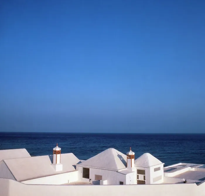 Framed Print : Spanien. Bungalowsiedlung mit Meerblick auf der Kanarischen Insel Lanzarote