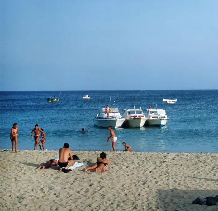 Framed Print : Spanien. Am Strand des Fischerdorfs Playa Blanca auf der Kanarischen Insel Lanzarote Framed Print : Spanien. Am Strand des Fischerdorfs Playa Blanca auf der Kanarischen Insel Lanzarote