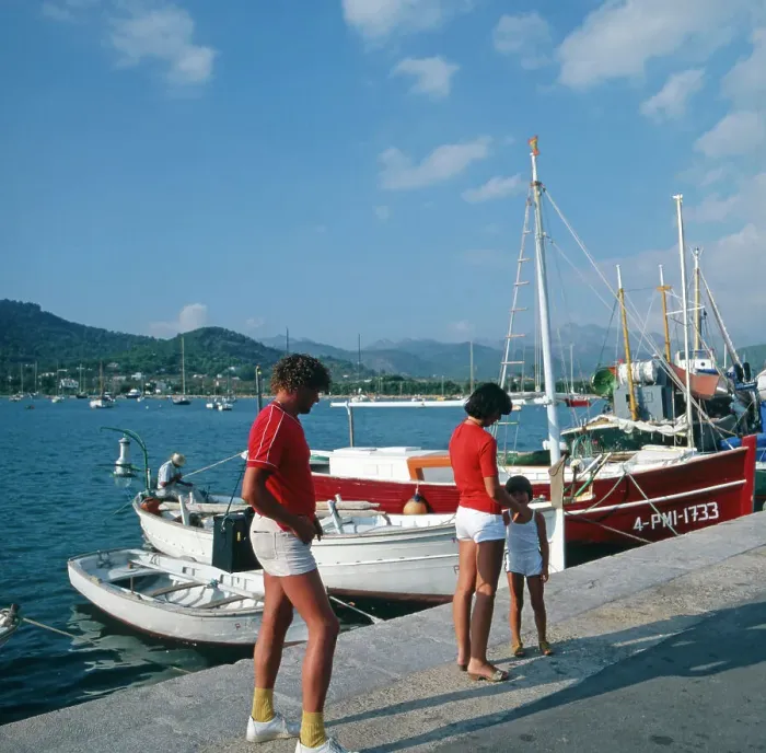 Gerahmter Druck : Spanien. Familie am Kai in einem Hafen auf der Balearen-Insel Mallorca Gerahmter Druck : Spanien. Familie am Kai in einem Hafen auf der Balearen-Insel Mallorca