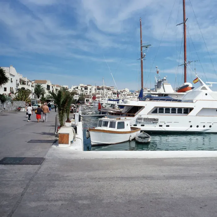 Gerahmter Druck : Spanien. Jachtboote im Hafengebiet Puerto Banús in Marbella, Spanien Ende der 1980er Jahre Gerahmter Druck : Spanien. Jachtboote im Hafengebiet Puerto Banús in Marbella, Spanien Ende der 1980er Jahre