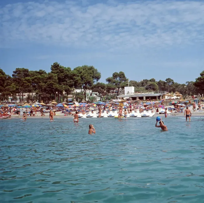 Framed Print : Spanien. Touristen am Strand von Paguera auf der Baleareninsel Mallorca Framed Print : Spanien. Touristen am Strand von Paguera auf der Baleareninsel Mallorca
