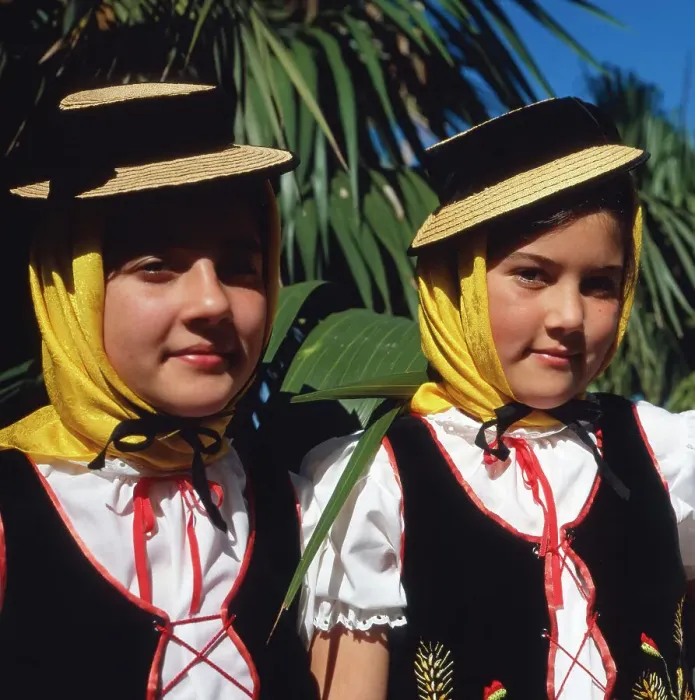 Impression encadrée : Spanien. Deux filles dans la tenue traditionnelle de Grande Canarie en Impression encadrée : Spanien. Deux filles dans la tenue traditionnelle de Grande Canarie en