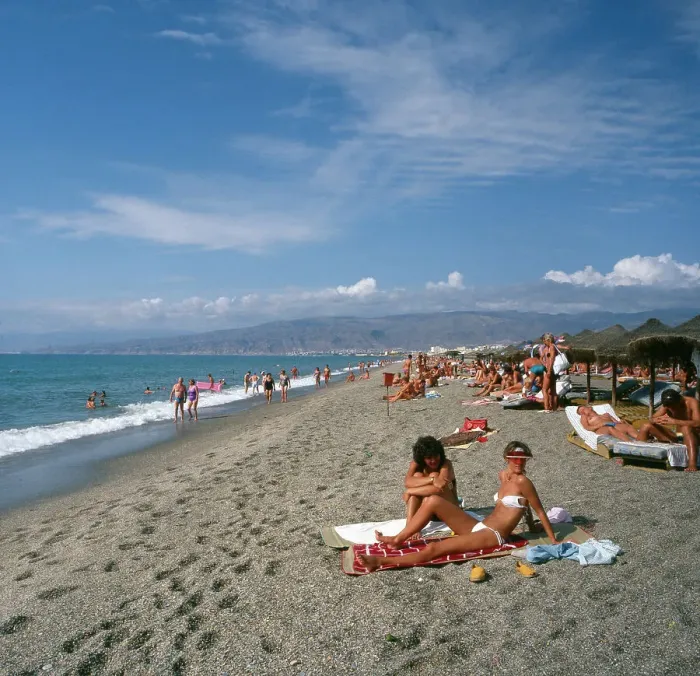 Framed Print : Spanien. Am Badestrand von Roquetas de Mar an der Costa del Sol, Spanien 1980er Jahre Framed Print : Spanien. Am Badestrand von Roquetas de Mar an der Costa del Sol, Spanien 1980er Jahre