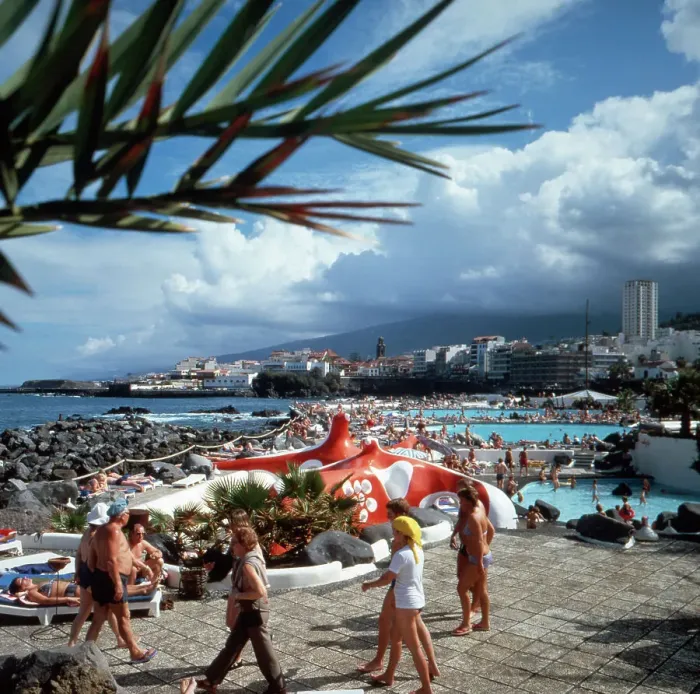 Impresión enmarcada : Spanien. Turistas en los piscinas de natación al mar en Puerto del la Cruz en Tenerifa
