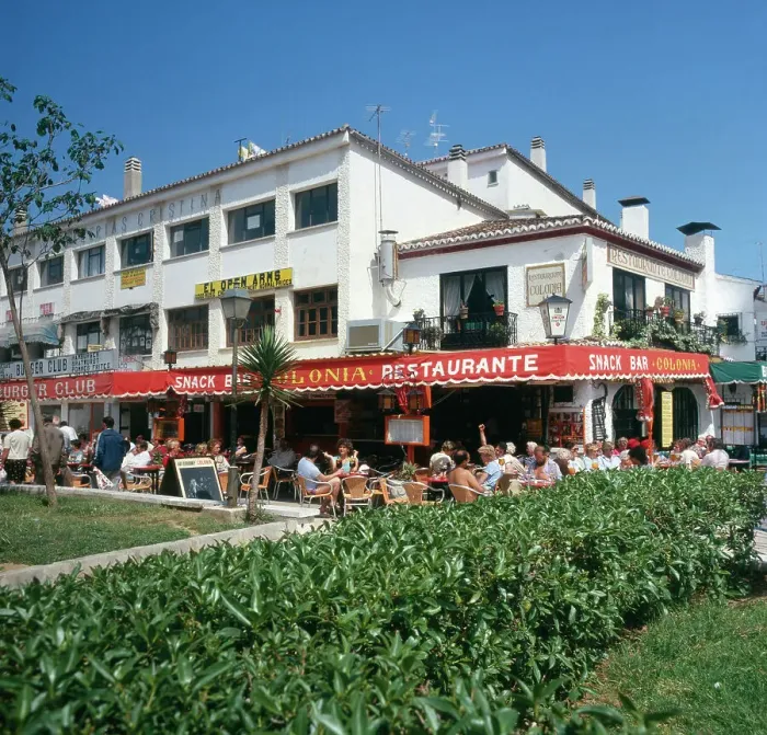 Framed Print : Spanien. Restaurant Colonia am El Bajondillo Strand in Torrmolinos an der Costa del Sol