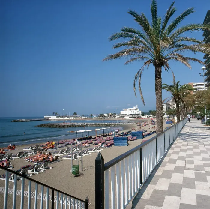 Framed Print : Spanien. Promenade und Strand in Marbella an der Costa del Sol, Spanien 1980er Jahre Framed Print : Spanien. Promenade und Strand in Marbella an der Costa del Sol, Spanien 1980er Jahre