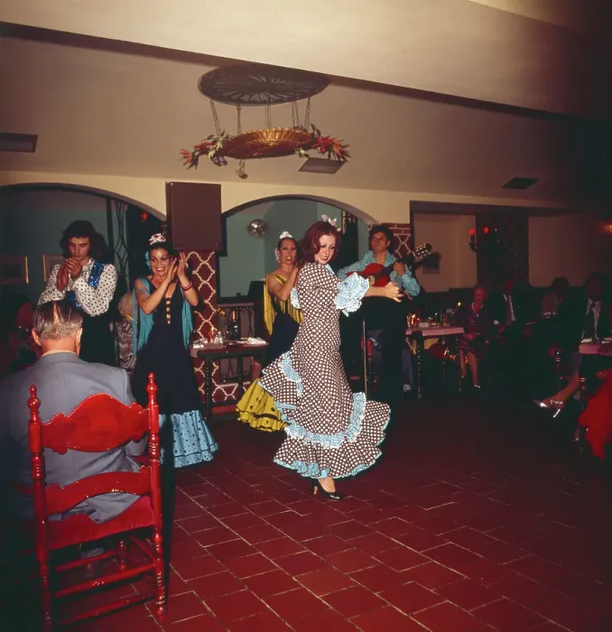 Stampa con cornice : Spanien. Una ballerina di flamenco inizia a danzare, Spagna anni '70