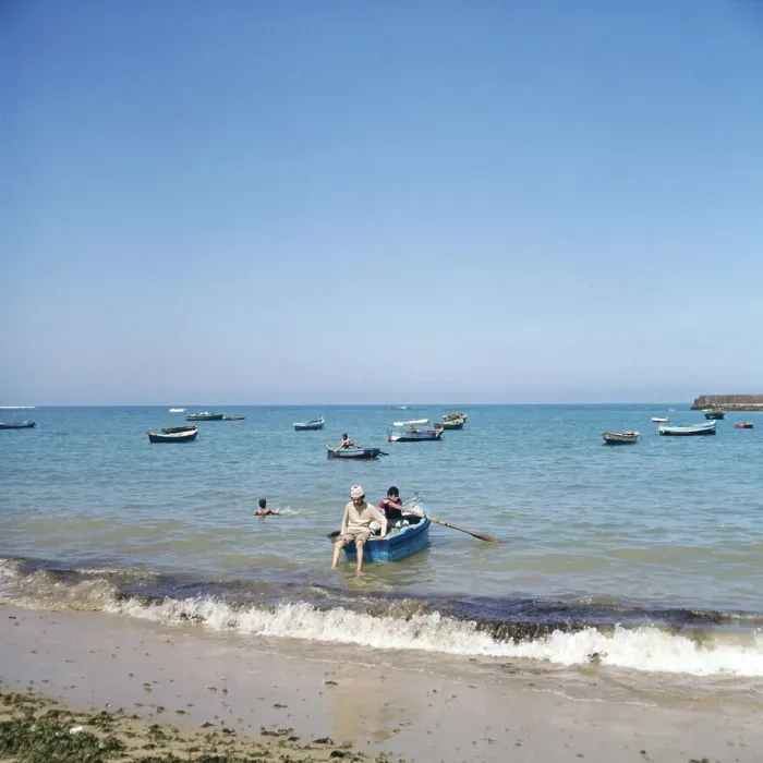 Stampa con cornice : Spanien. Due giovani a bordo di un rematore su una spiaggia di una isola delle Baleari Stampa con cornice : Spanien. Due giovani a bordo di un rematore su una spiaggia di una isola delle Baleari