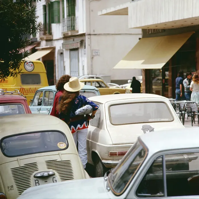 Framed Print : Spanien. Geparkte Autos in der Innenstadt einer Balearischen Insel, Spanien 1980er Jahre Framed Print : Spanien. Geparkte Autos in der Innenstadt einer Balearischen Insel, Spanien 1980er Jahre