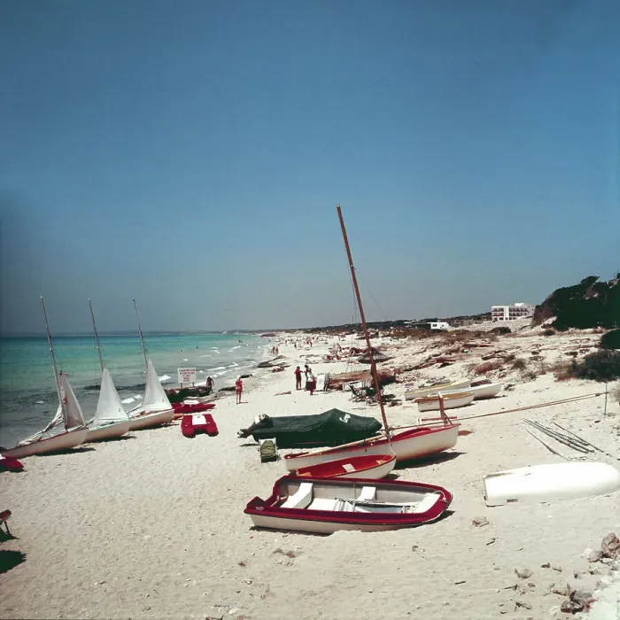 Gerahmter Druck : Spanien. Geparkte Segelboote auf einer Strände von der Baleareninsel Menorca Gerahmter Druck : Spanien. Geparkte Segelboote auf einer Strände von der Baleareninsel Menorca
