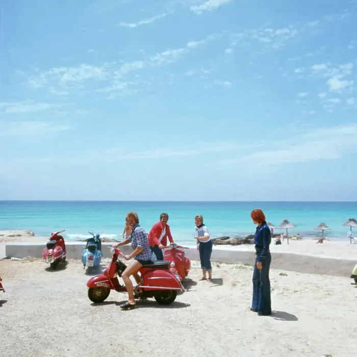 Stampa con cornice : Spanien. Viaggiatore con mopeds su una spiaggia dell'isola di Formentera nelle Baleari Stampa con cornice : Spanien. Viaggiatore con mopeds su una spiaggia dell'isola di Formentera nelle Baleari