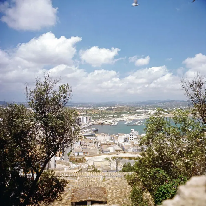 Gerahmter Druck : Spanien. Blick über den Hafen einer balearischen Insel, Spanien Ende der 1980er Jahre