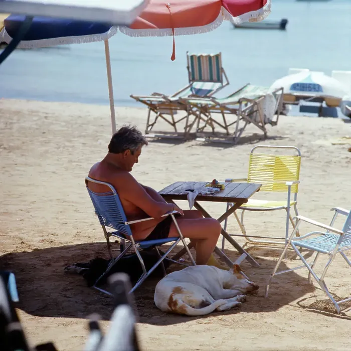 Gerahmter Druck : Spanien. Ein Reisender und zwei Hunde schläfen am Strand auf einer Balearen-Insel Gerahmter Druck : Spanien. Ein Reisender und zwei Hunde schläfen am Strand auf einer Balearen-Insel
