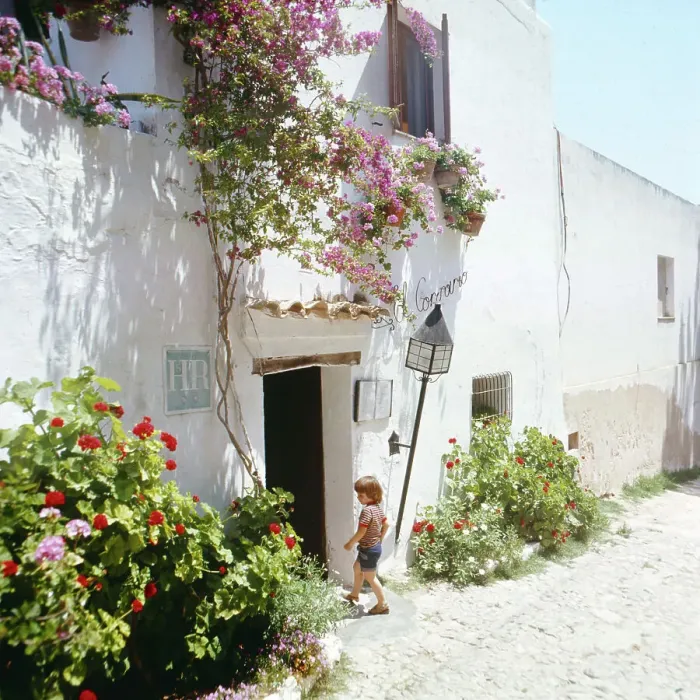 Gerahmter Druck : Spanien. Ein Junge läuft in ein Haus auf einer Balearen-Insel, Spanien Gerahmter Druck : Spanien. Ein Junge läuft in ein Haus auf einer Balearen-Insel, Spanien