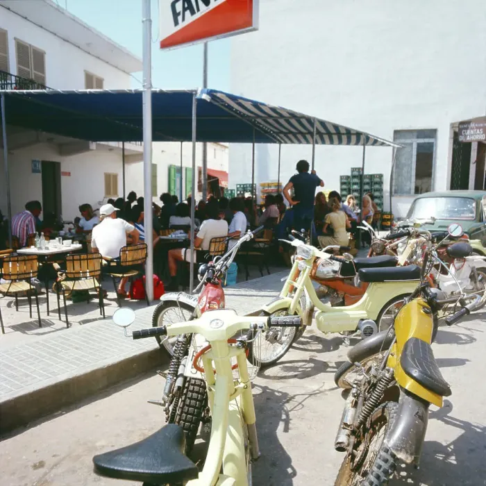 Stampa con cornice : Spanien. Moped e motorini davanti a un locale sulla isola balcanica di Formentera Stampa con cornice : Spanien. Moped e motorini davanti a un locale sulla isola balcanica di Formentera