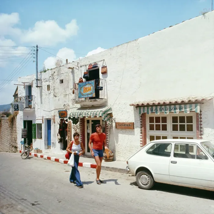 Impression encadrée : Spanien. Un couple avec leurs achats dans l'ancienne ville à travers le Impression encadrée : Spanien. Un couple avec leurs achats dans l'ancienne ville à travers le