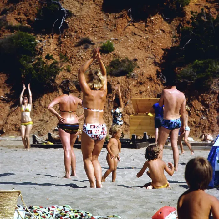Stampa con cornice : Spanien. Vacanzieri fanno allenamento di fitness sulla spiaggia di un'isola delle Baleari Stampa con cornice : Spanien. Vacanzieri fanno allenamento di fitness sulla spiaggia di un'isola delle Baleari