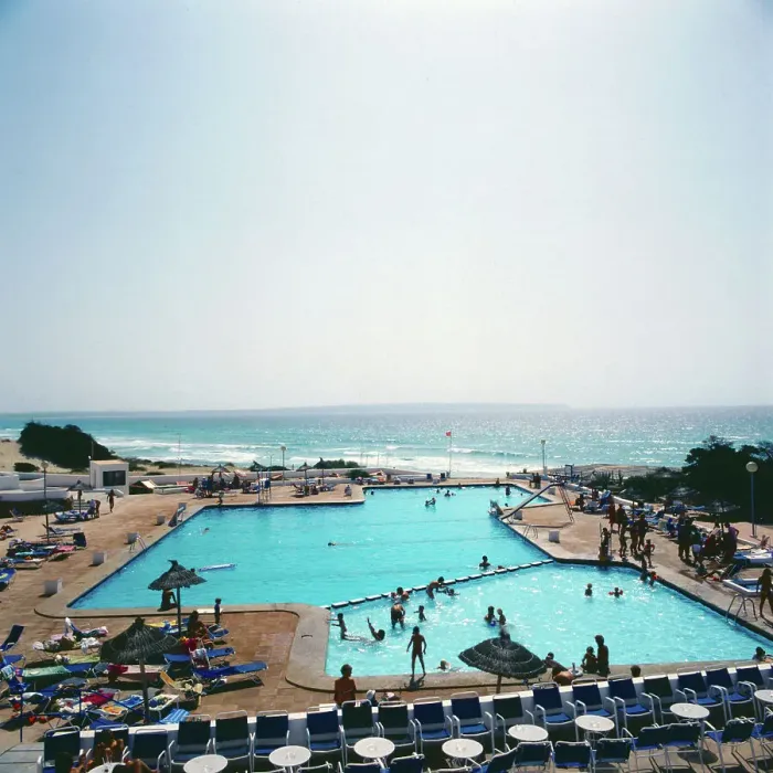 Framed Print : Spanien. Die Pool-Landschaft des Hotel Club Maryland auf der Balearischen Insel Formentera Framed Print : Spanien. Die Pool-Landschaft des Hotel Club Maryland auf der Balearischen Insel Formentera