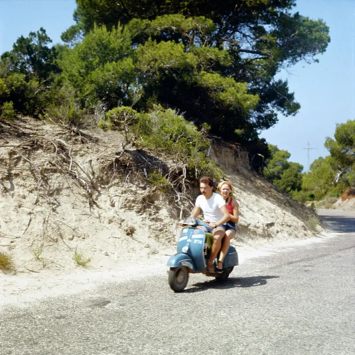 Framed Print : Spanien. Ein Paar auf einem Moped auf einer Balearischen Insel, Spanien 1980er Jahre Framed Print : Spanien. Ein Paar auf einem Moped auf einer Balearischen Insel, Spanien 1980er Jahre