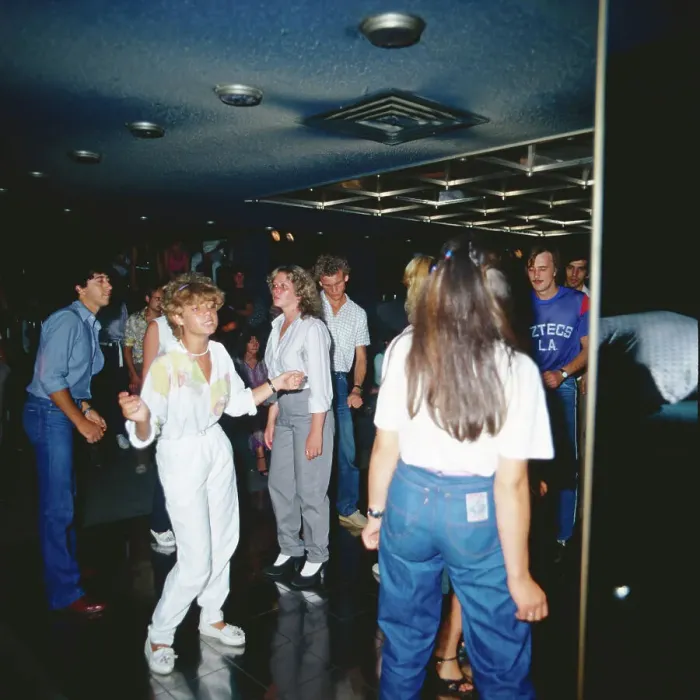 Impresión enmarcada : Spanien. Jóvenes personas en una discoteca de la isla Baleara Impresión enmarcada : Spanien. Jóvenes personas en una discoteca de la isla Baleara