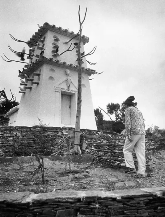 Stampa con cornice : Spanien. Spagna - Spagna, 1957 - Salvador Dalì e la sua casa per uccelli a Figueres Stampa con cornice : Spanien. Spagna - Spagna, 1957 - Salvador Dalì e la sua casa per uccelli a Figueres
