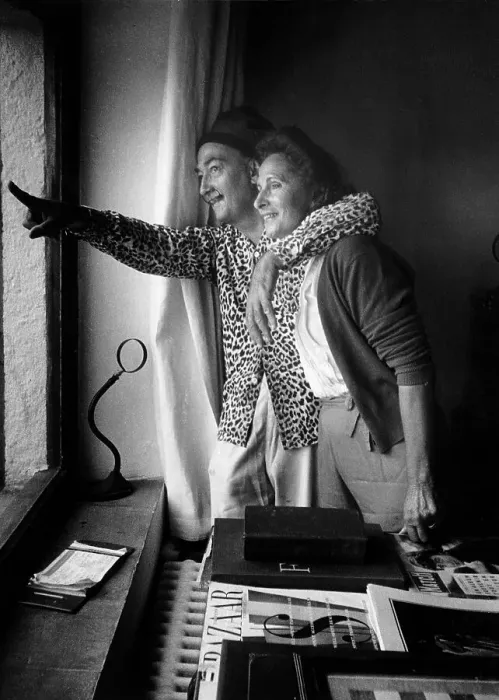 Gerahmter Druck : Salvador Dali mit seiner Ehefrau Gala in Figueras, Spanien 1957